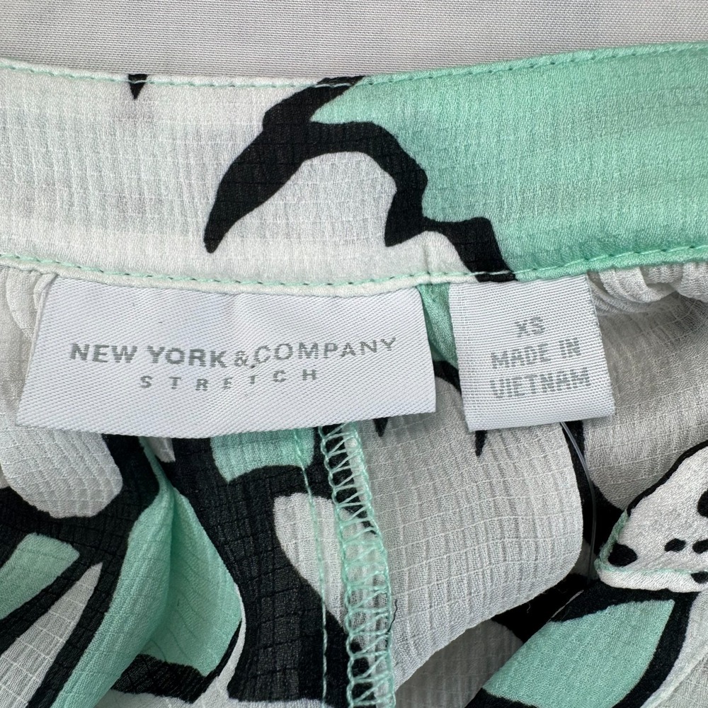 NWT New York & Company Top Womens XS White Green Spring Floral Stretch V-Neck - Picture 6 of 6